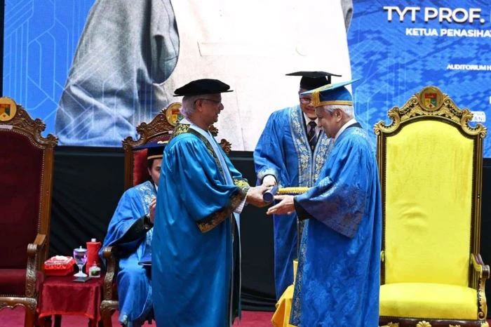 প্রফেসর মুহাম্মদ ইউনূসকে সম্মানসূচক ডক্টরেট ডিগ্রি প্রদান করেছে ইউকেএম 
